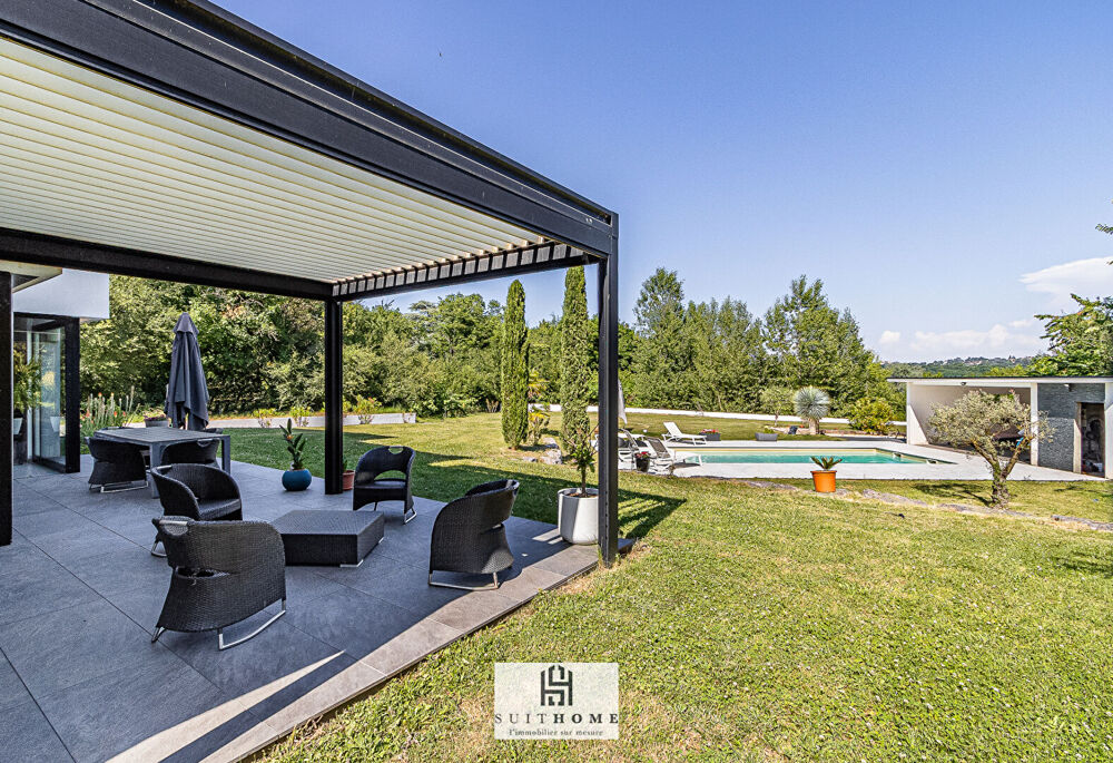 Belle maison d'architecte au calme avec terrain plat de 1900 m2.