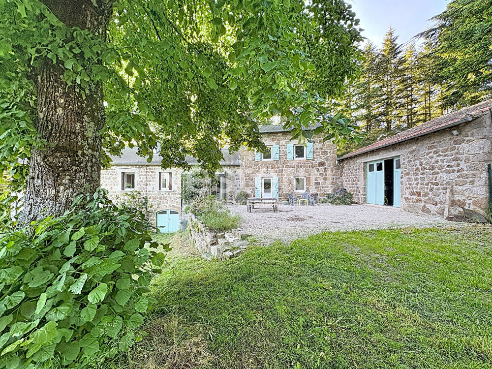 Ensemble immobilier composé de 3 logements, de nombreuses dépendances sur plus de 1 hectares de terrain.