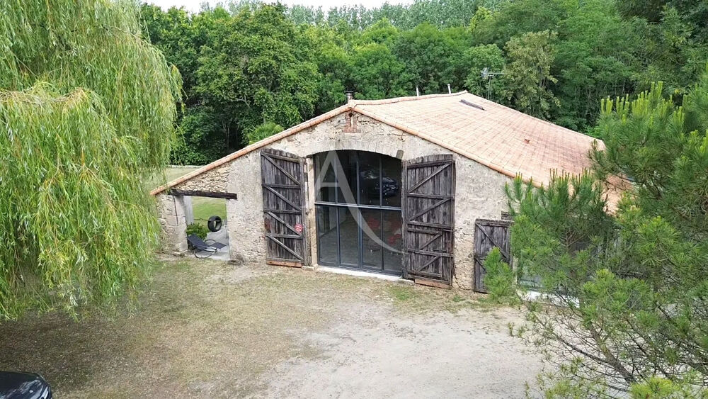 À quelques minutes d'Aizenay Magnifique grange en pierre rénovée sur plus de 2 970 m² de terrain