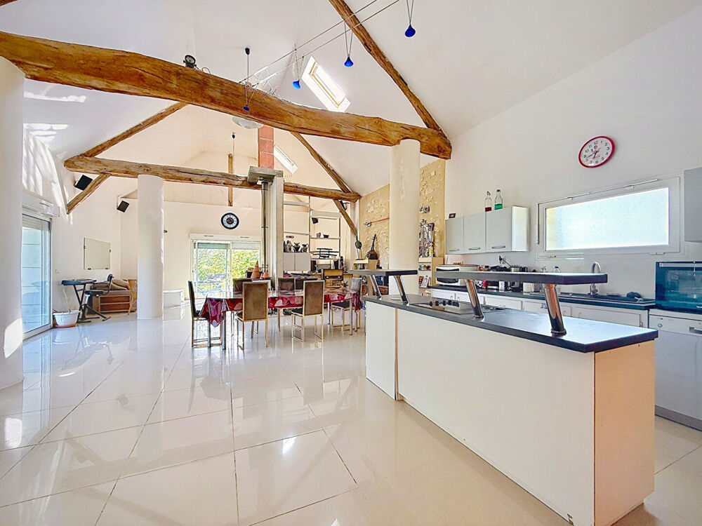 Vente Maison Belle longère rénovée de plus de 200 m² - cadre exceptionnel avec étang, dépendances et grand terrain Sorigny