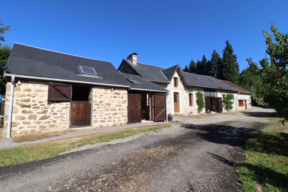 Vente Maison HAUTE VIENNE. Proche EYMOUTIERS. Belle maison en pierre rénovée de 3 chambres avec gîte, dépendances et terrain de 6646m2. Domps
