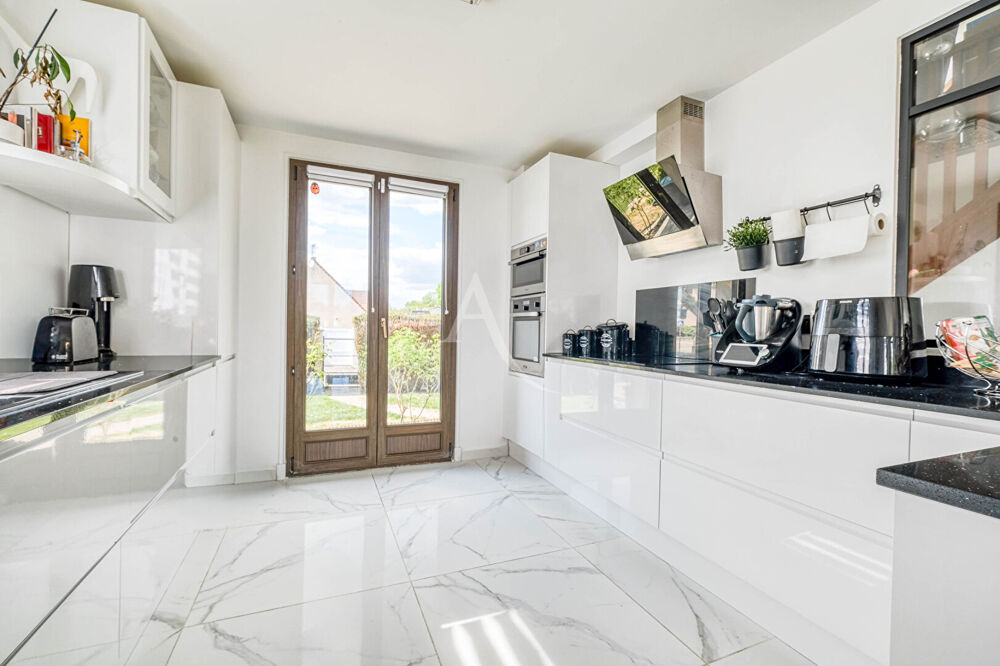 Grande maison familiale rénovée 216 m², 5 chambres, terrain sans vis-à-vis, garage triple