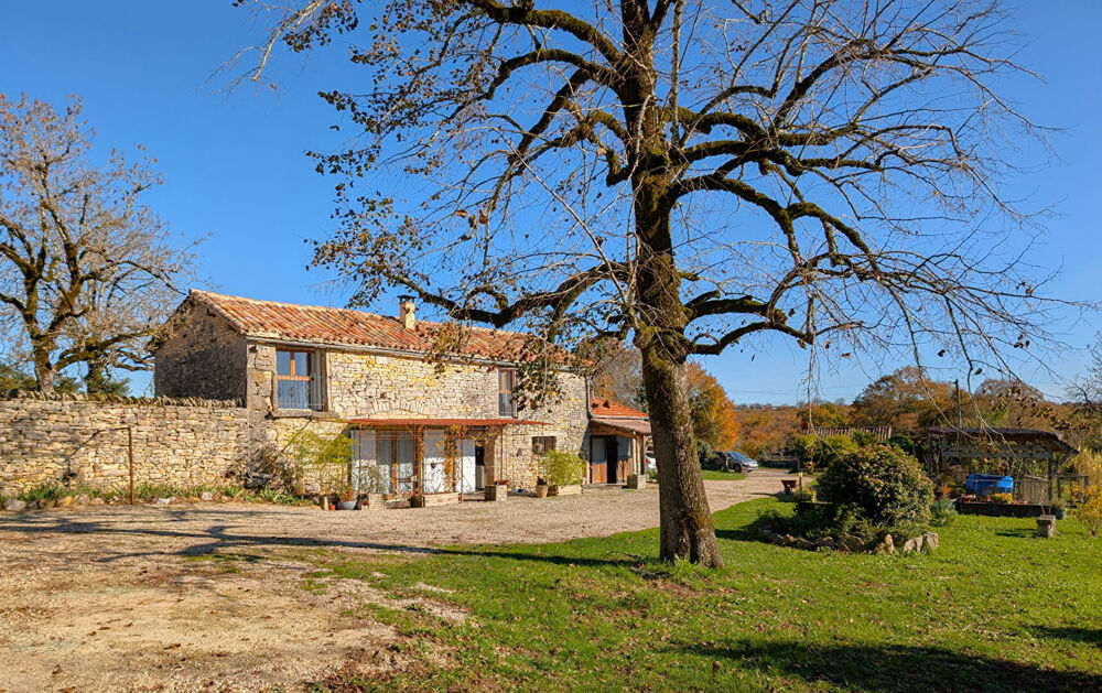 Maison de hameau avec dépendances. Caylus
