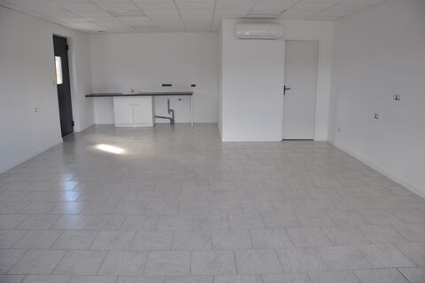   Local commercial de 52 m² à LARNAUD 