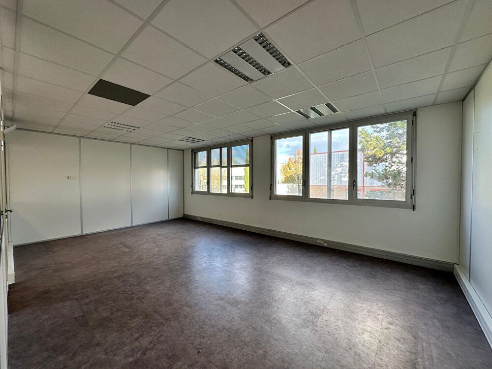   ÉTAGE COMPLET DE BUREAUX CLOISONNÉS , ENVIRON 770 m²  AU 1ER ETAGE - accès PMR - PARKING PRIVÉ Chassieu