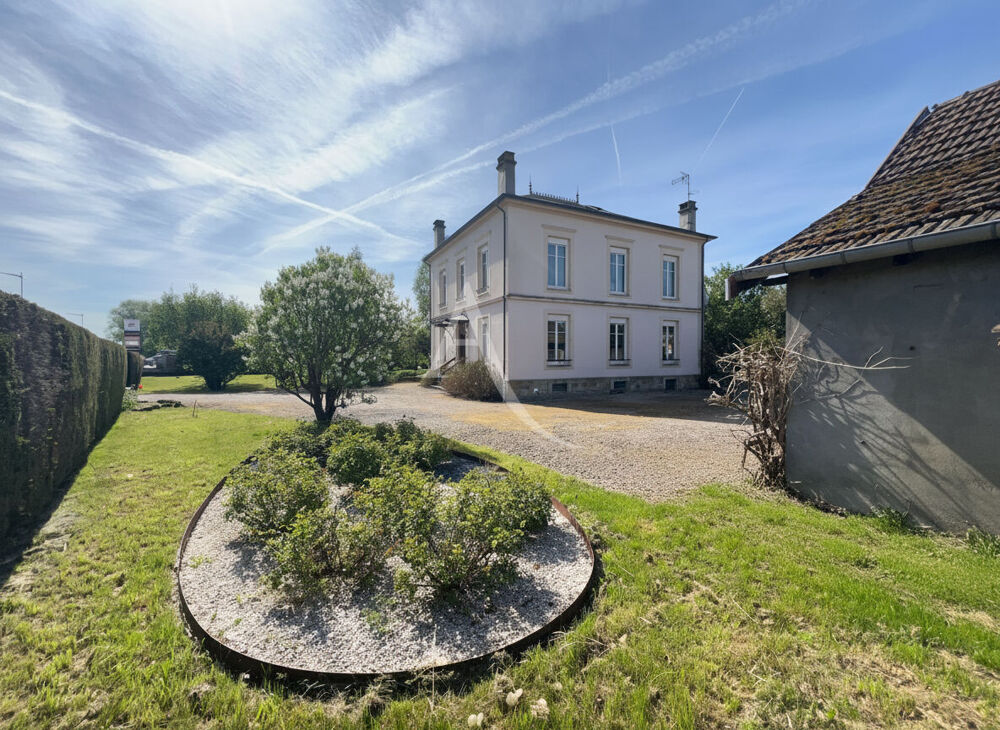 Propriété fermée avec dépendances et jardin