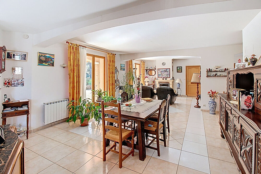 A VENDRE A CALLAS - MAISON de type T6/7 de 170m² environ sur grand terrain et double garage