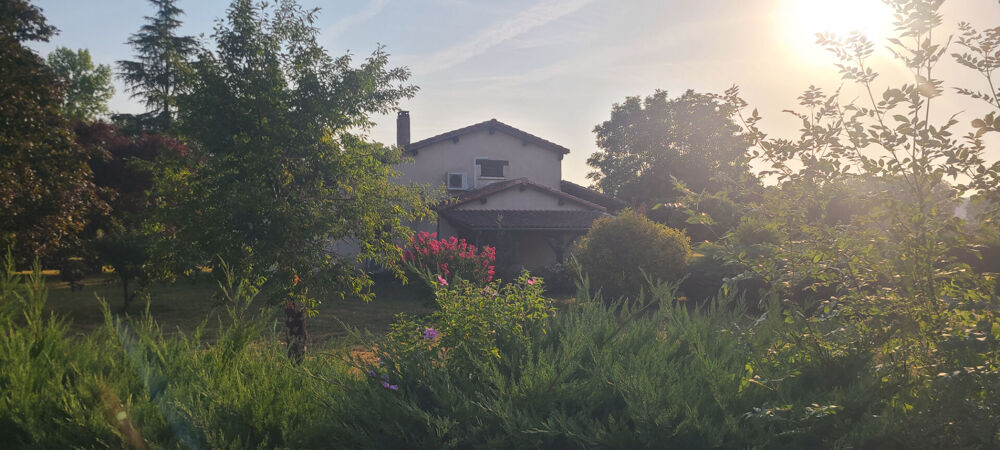 Maison individuelle avec grand terrain et vue dégagée sur le village de Lauzerte
