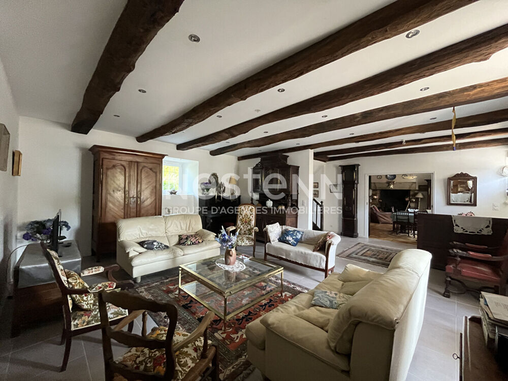 Vente Maison Maison de caractère à vendre, bourg de Trédion, 172 m² avec dépendances sur environ 2500 m² de terrain. Tredion