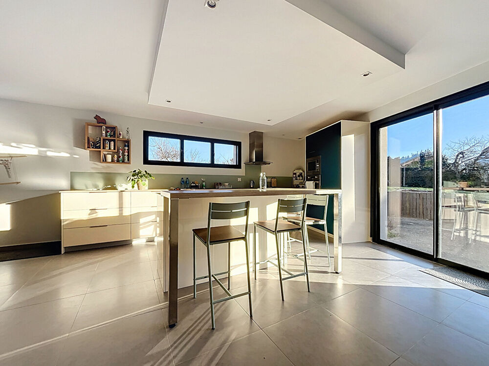 Vente Maison A vendre - Maison non mitoyenne de 218 m², 4 chambres, avec jardin (terrain de 850 m²) et garage 