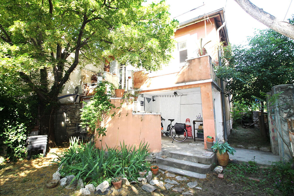 EXCLUSIVITE NIMES CAPOUCHINE/MARECHAL JUIN Maison des années 30 de type 3 avec garage et atelier terrain de 600m² divisible.