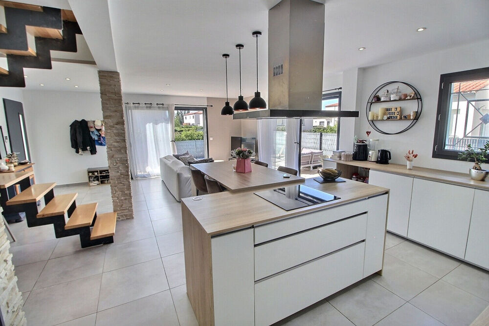 A VENDRE CLAIRA VILLA F4 CONTEMPORAINE SUR TERRAIN 3 FACES AVEC PISCINE.