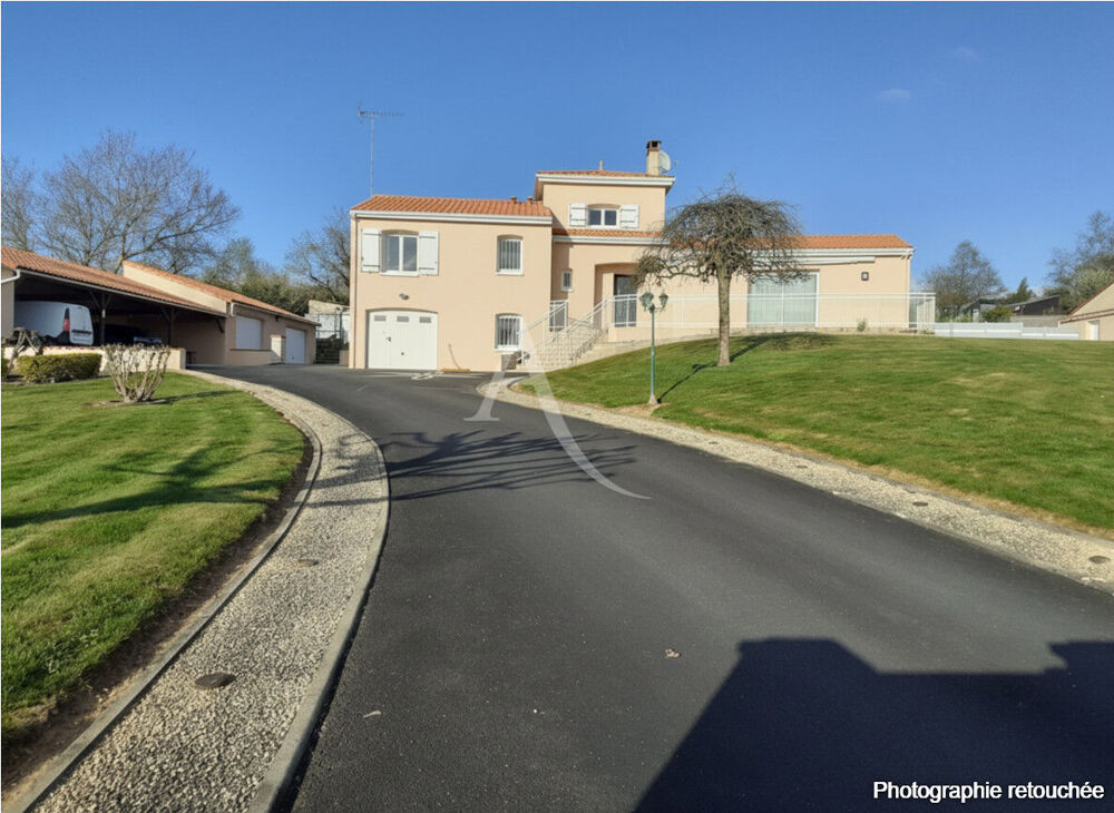Villa avec piscine et terrasses !