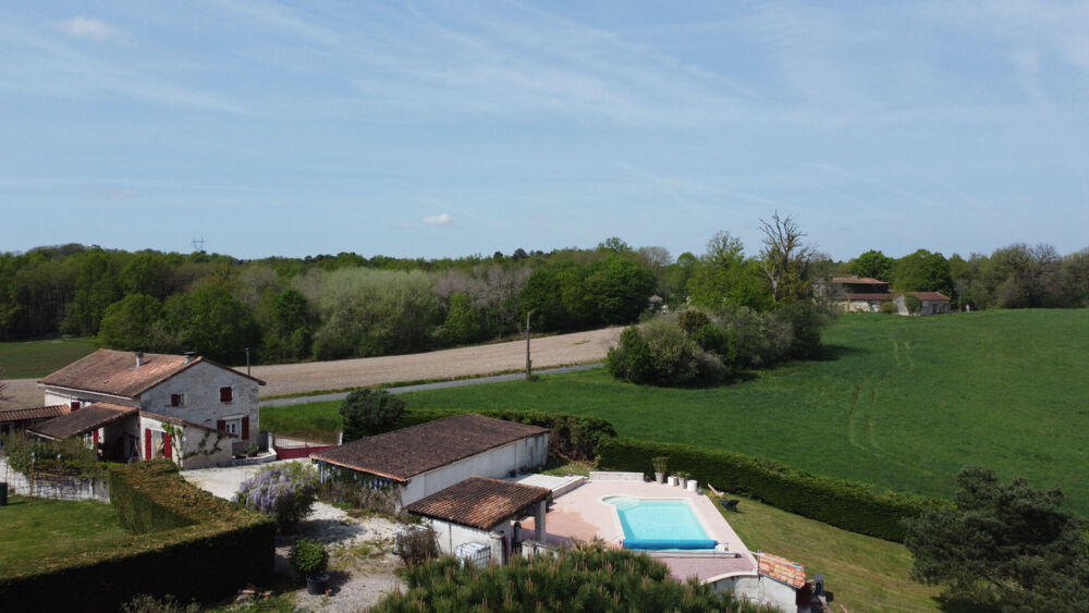 Vente Maison Charmante charentaise rénovée avec 4 chambres, piscine et vue dégagée Juillaguet