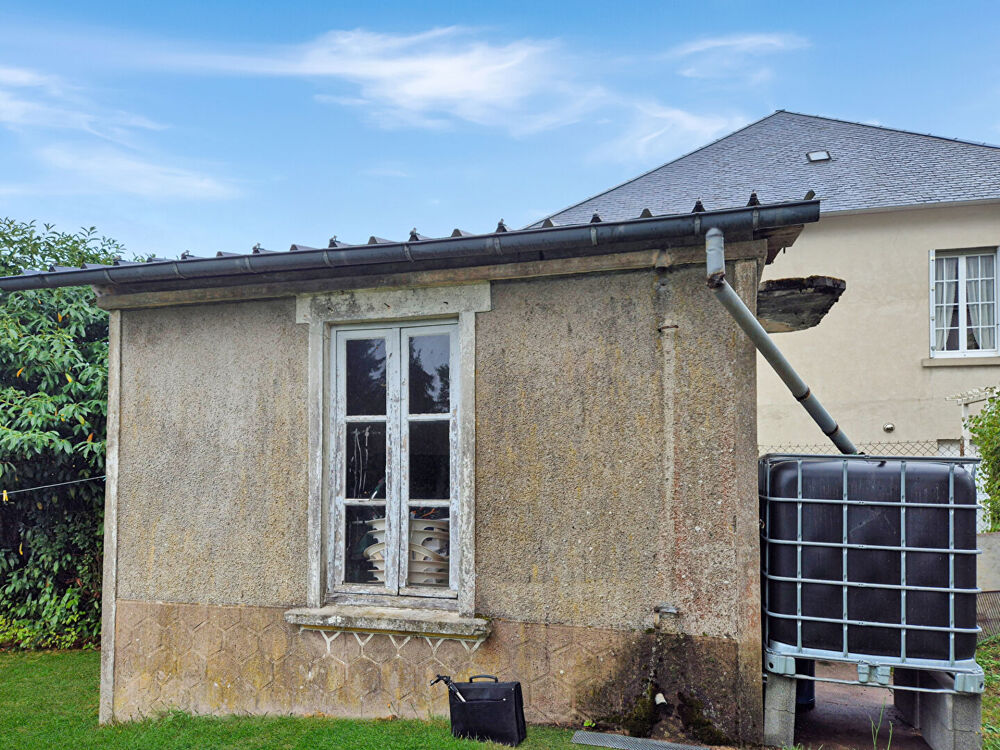 Vente Maison CORRÈZE. BUGEAT. Maison économe en énergie comprenant 4 chambres, un sous-sol et 2 petites dépendances, avec un terrain plat de Bugeat