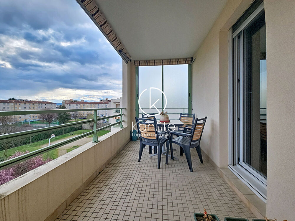 Terrasse avec vue au 4éme et dernier étage pour ce bel appartement, garage inclus