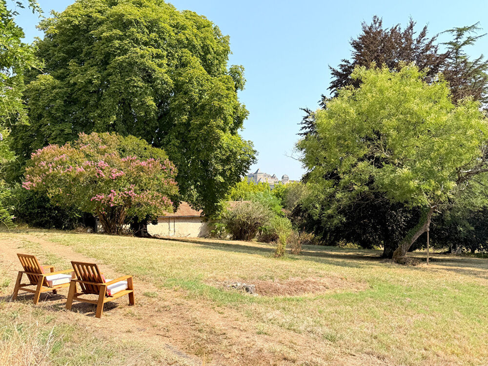 Demeure de caractère du XVIIIe siècle sur 2,16 hectares aux portes de Chalais