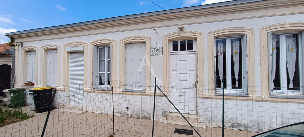 Maison en pierre avec garage et dépendance.
