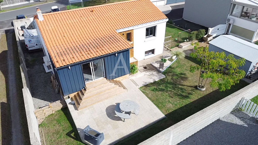 Vente Maison L'ADRESSE vous propose cette maison 4 chambres entièrement rénovée au Poiré-sur-Vie ! Le poire sur vie