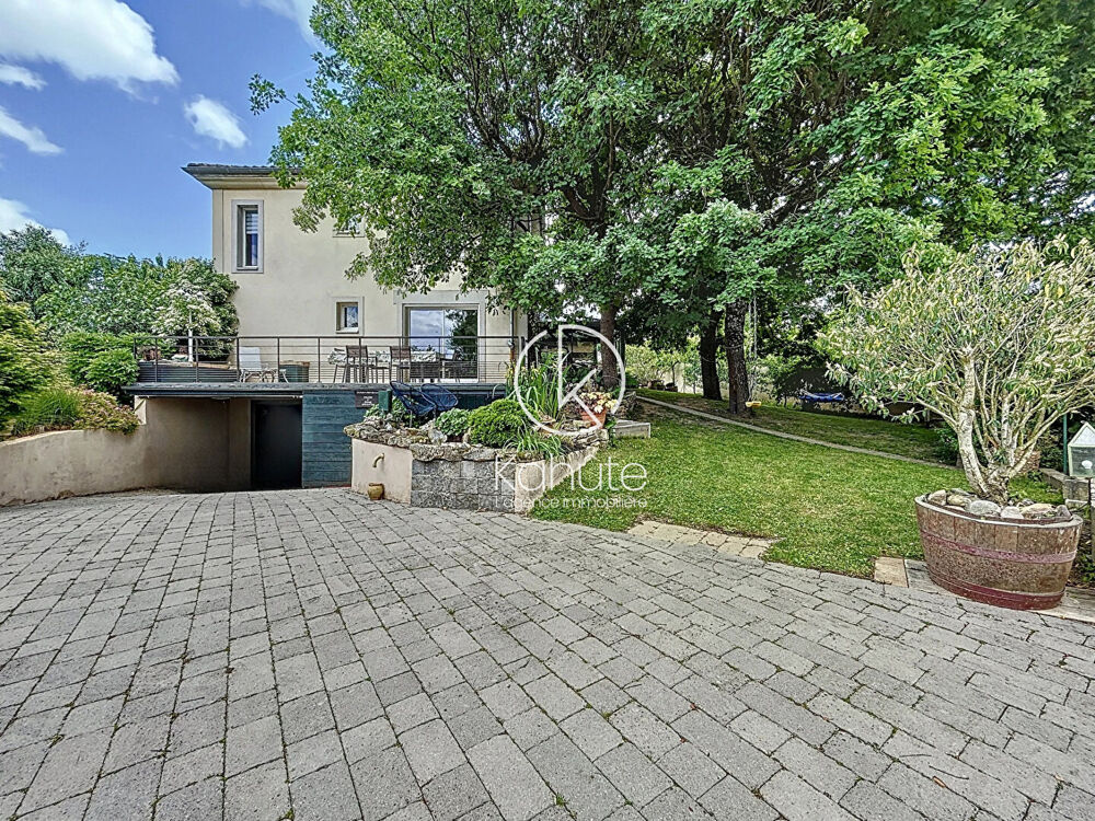 Vente Maison À seulement 20 km du centre-ville de Lyon, sur la commune des Chères, maison de 6 pièce(s) 185 m2, 4 chambres, 1200m2 de terrain Les cheres