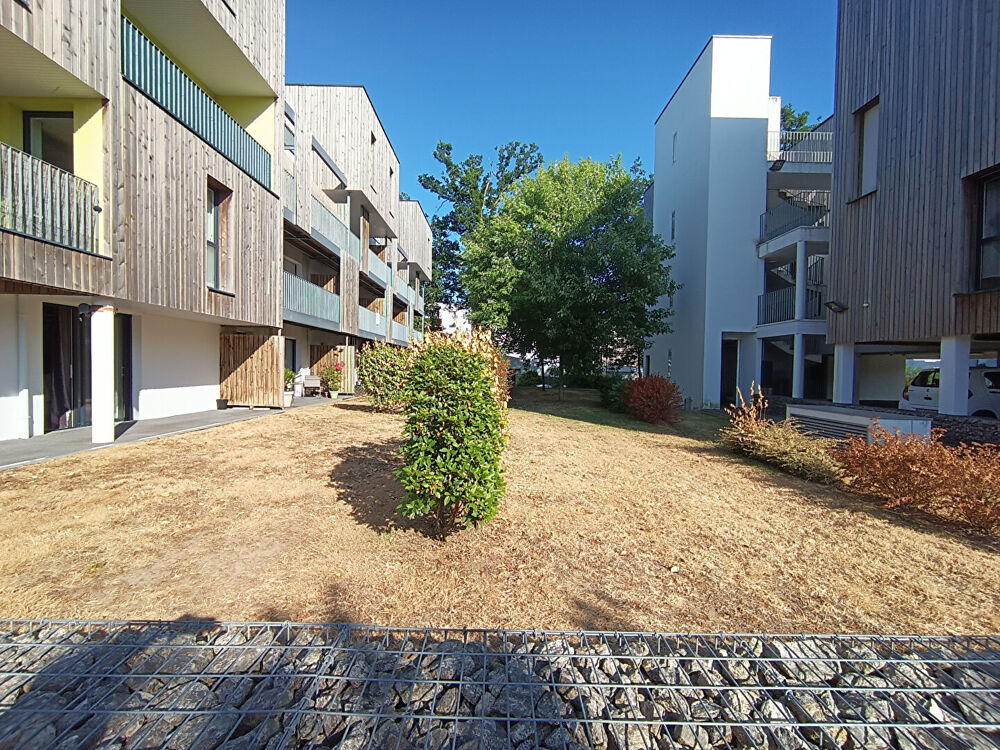 Appartement à vendre de 80 m2 avec une terrasse de 40 m2 au dernier étage d'une copropriété récente.
