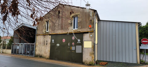 Hangar clos couvert de pr&egrave;s de 300m&sup2; en centre ville de Matha 160500 17160 Matha