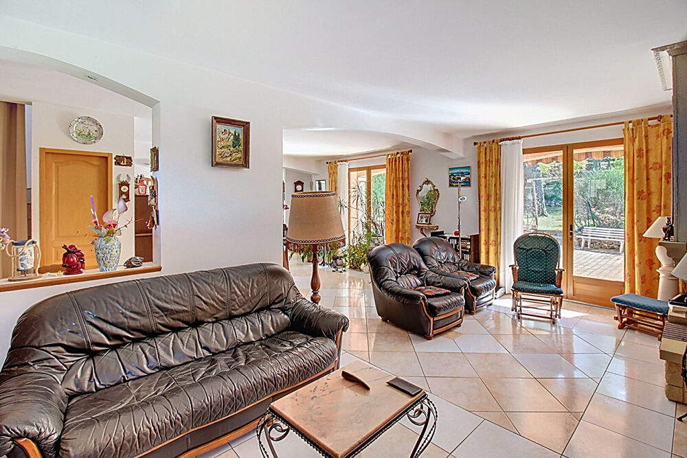 A VENDRE A CALLAS - MAISON de type T6/7 de 170m² environ sur grand terrain et double garage