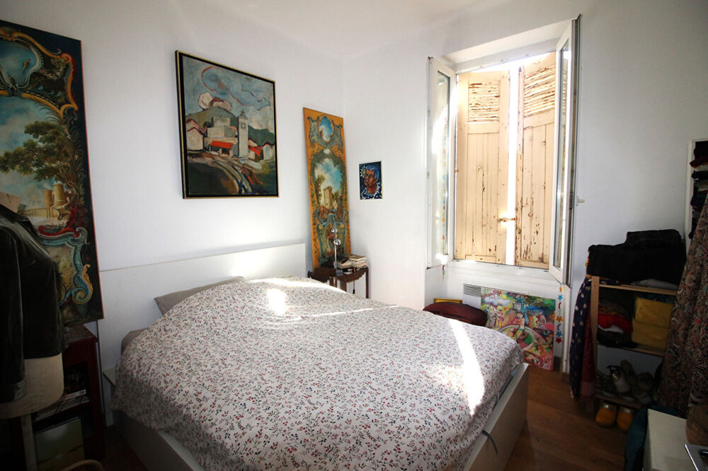 Vente Maison EXCLUSIVITE NIMES CAPOUCHINE/MARECHAL JUIN  Maison des années 30 de type 3 avec garage et atelier terrain de 600m² divisible. Nimes