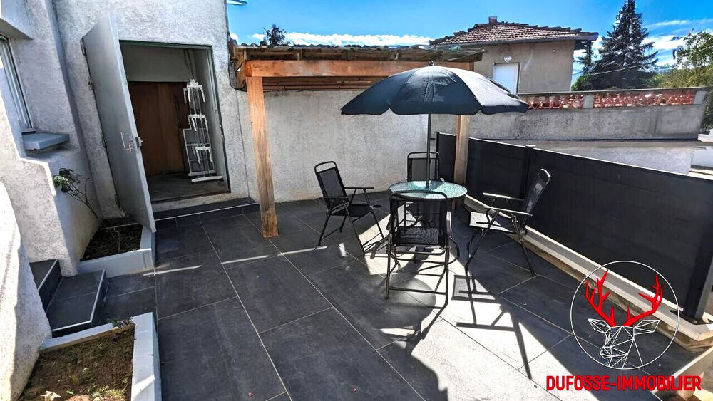 Maison individuelle rénovée avec terrasse