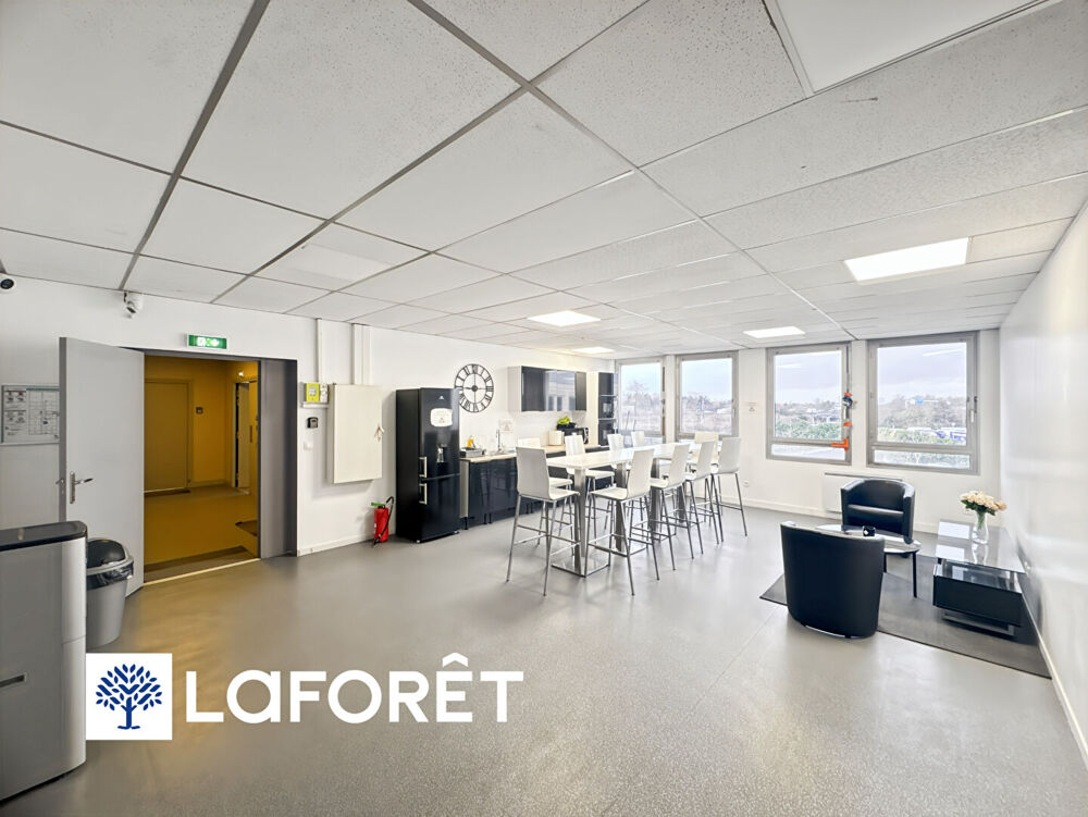   Bureaux Ris Orangis 142 m2, proche Tramway. 
