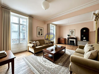  Appartement à louer 5 pièces 172 m²