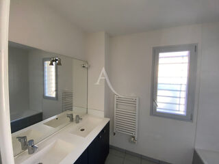  Appartement à louer 3 pièces 65 m²