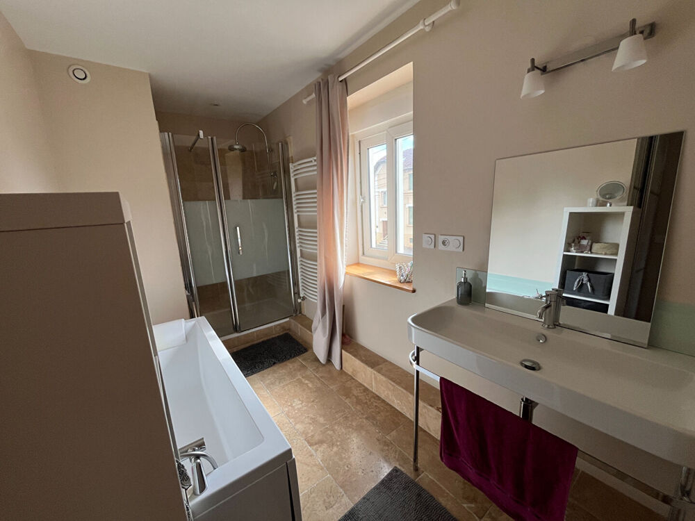 Bourg appart 4 chambres+ bureau avec terrasse