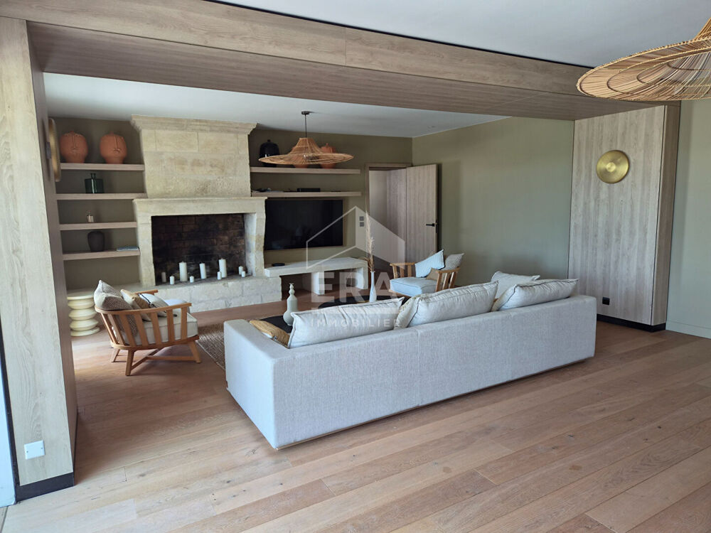 Château de prestige (viticole) à vendre à 25 minutes de St Emilion.