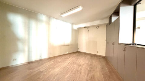   LOCAL COMMERCIAL DE 303.48 M2 AVEC BUREAUX VITRINES PROCHE CENTRE VILLE 