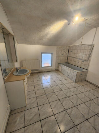  Appartement à louer 3 pièces 77 m²