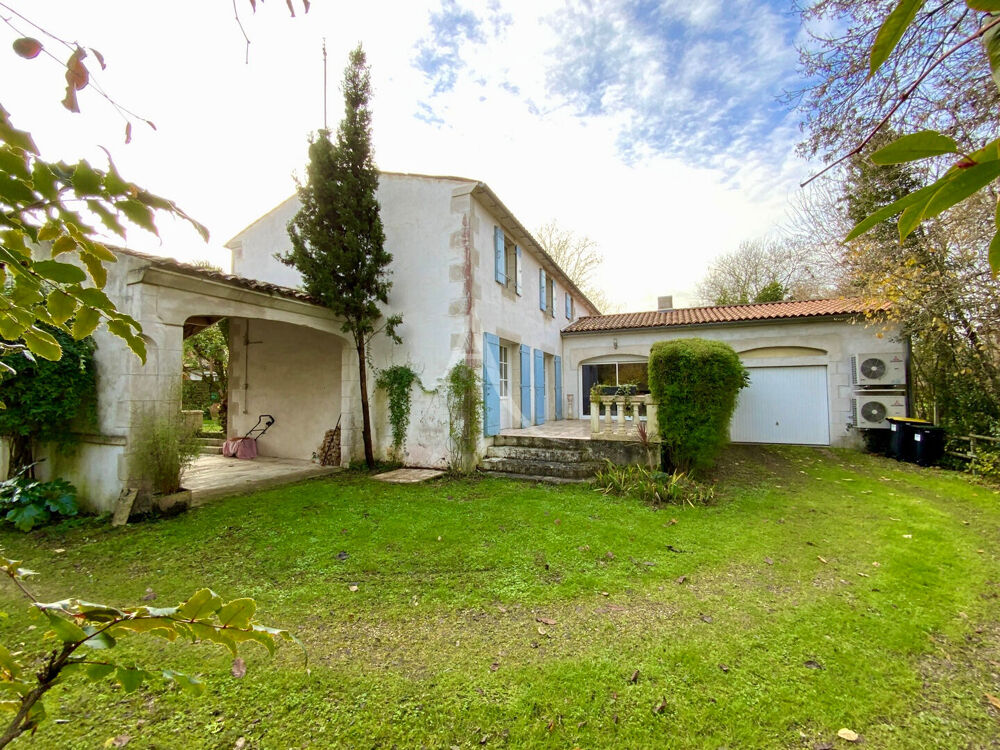 Maison de Ville avec Dépendances et Jardin - Jonzac Centre