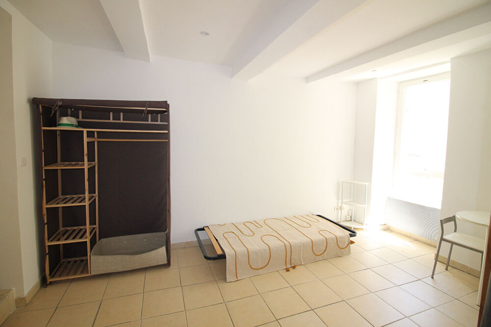 NIMES CENTRE VILLE A vendre 2 studios meublés à 2 minutes de la faculté VAUBAN dans un bel immeuble ancien.
