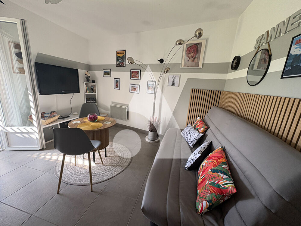 Maison récente de plain-pied avec gîte, sans vis-à-vis, terrain arboré de 1 033 m² et voie verte à proximité : un bien rare à Sa