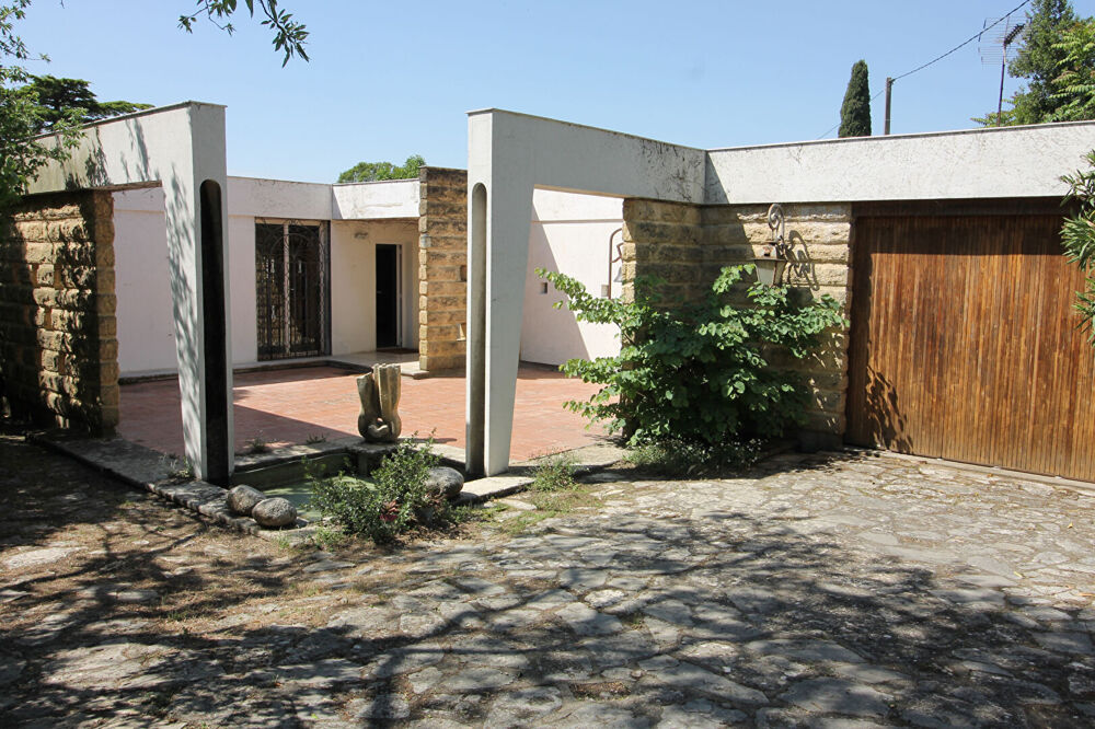 NIMES Belle maison d'architecte signée Armand PELLIER de 1962 de type 5 d'environ 104,87m² avec terrain arboré et piscine