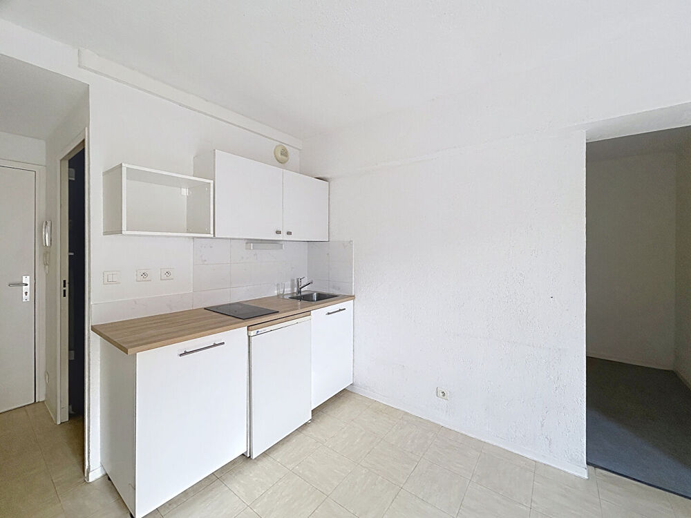 SALON DE PCE, APPARTEMENT T1