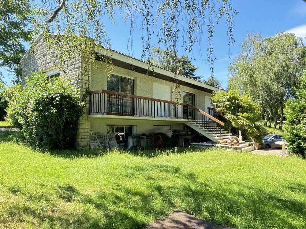 Élégante Maison Familiale de 5 Chambres, Conçue par un Architecte, avec Superbe Jardin, à Deux Pas du Centre de Civray