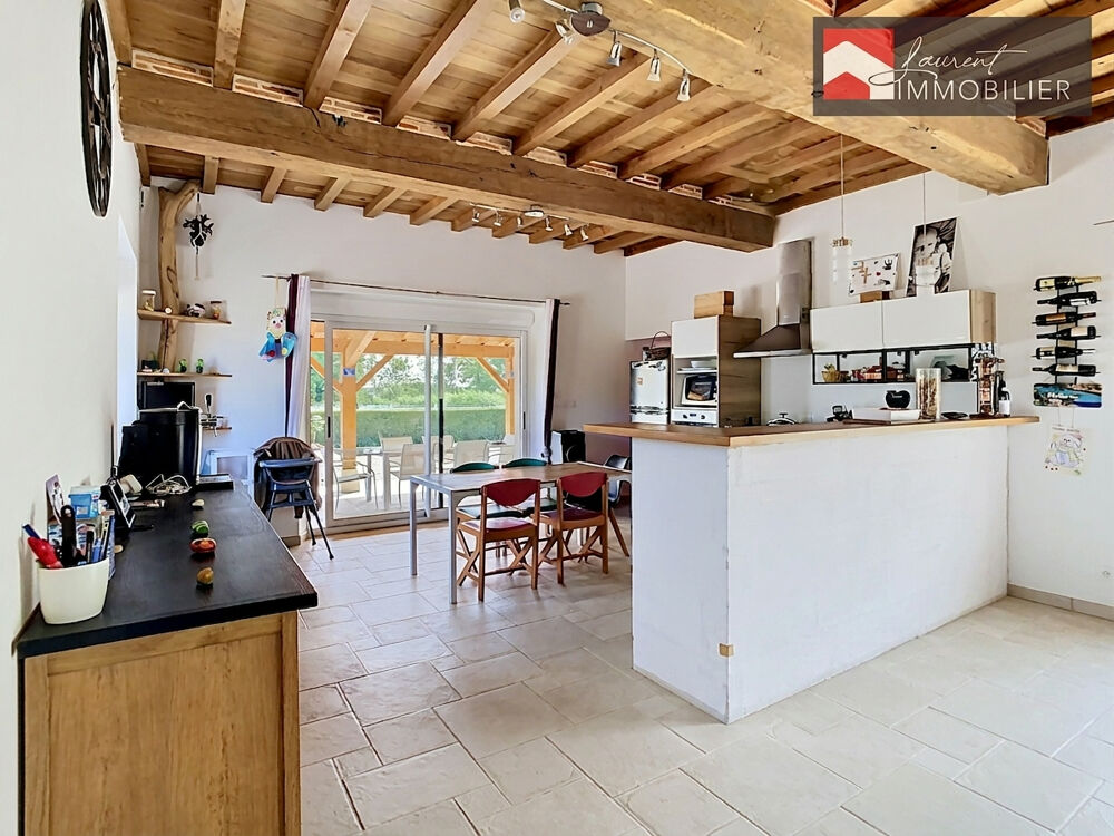 Corps de ferme rénové de grande superficie, 4 chambres, Spacieux terrain