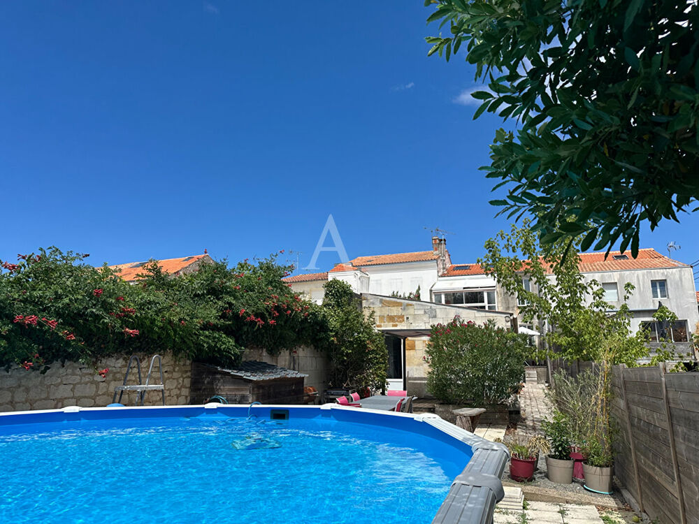 Vente Maison Vaste maison avec jardin, terrasse, garage et piscine Rochefort