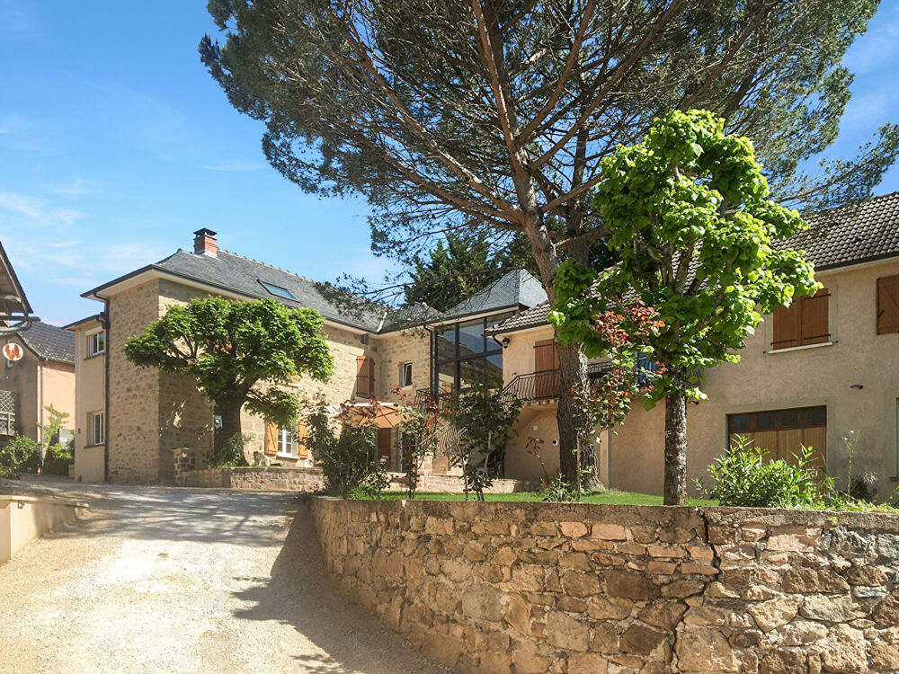CORREZE. Proche BRIVE-LA-GAILLARDE. Maison en pierre avec 6 chambres, un gîte de 2 chambres, une grange, 2 écuries et un hangar