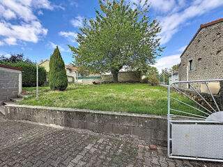 Vente Maison Grazac : Maison mitoyenne en pierre de 100 m² avec grenier, garage et atelier sur plus de 400 m² Grazac