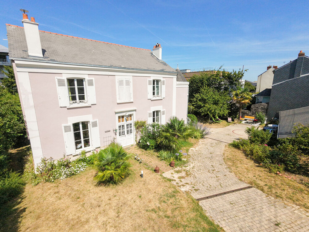 A vendre - Maison de Maître de 270 m² avec terrain de 1000 m² - jardin, cave et stationnements "Angers Ney/ St Serge"