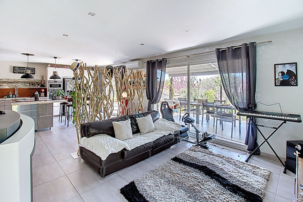 A VENDRE A DRAGUIGNAN Maison récente 238 m² - 6 chambres, piscine et garage - 1807 m² de terrain