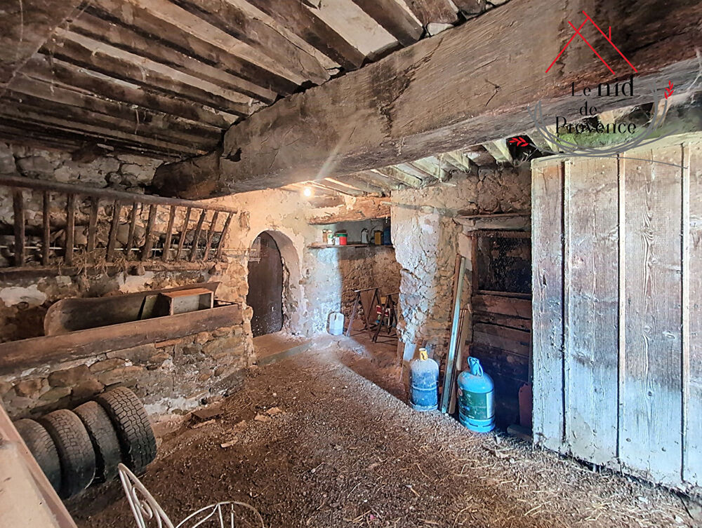 Ferme à restaurer totalement avec terrain attenant