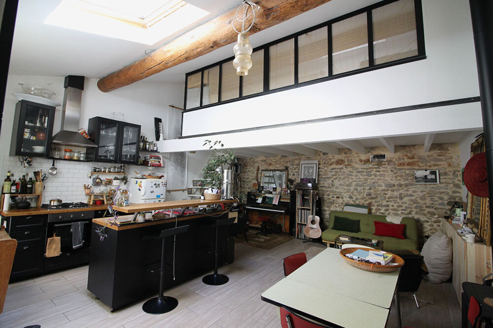 NIMES Charmante Maison de ville d'environ 63m² avec une cour privative.